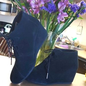 LIKE NEW! TOMS dark blue suede wedge